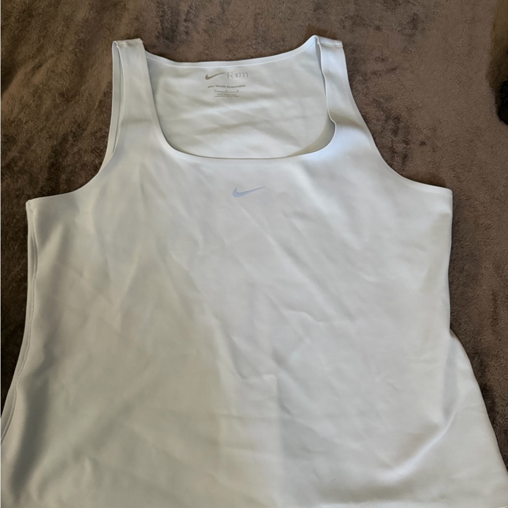 Nike Women’s White Scoop Neck Athletic Tank Top